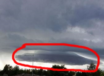 "Mamă, vin extratereştrii!" Un nor imens asemănător unui OZN gigantic a fost fotografiat în Italia de către o româncă