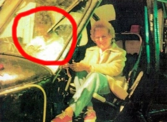O fotografie misterioasă arată clar prezenţa unei fantome într-un elicopter! Tot halucinaţie vizuală e?