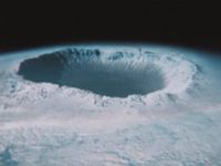 O gaură gigantică şi misterioasă tocmai s-a deschis în Antarctica şi are dimensiunea cât jumătate din Transilvania