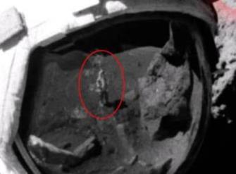 O reflecţie bizară în costumul unui astronaut care ar fi ajuns pe Lună în 1969 ar putea demonstra că aselenizarea n-a fost decât un fals