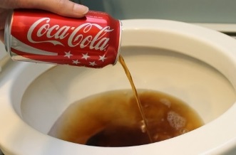 20 de întrebuinţări în casă ale lui Coca-Cola şi Pepsi: curăţă petele, rugina, motorul etc! Parcă ar fi detergenţi, nu băuturi carbogazoase!