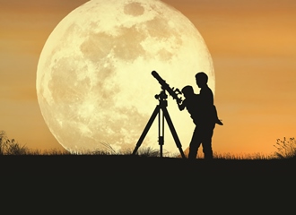 Demontarea unei legende false: cine a văzut primul Luna prin telescop?