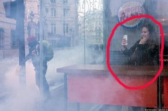 O fotografie incredibilă din timpul protestelor violente de la Paris ne spune totul despre vremurile în care trăim