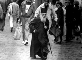 Patriarhul Pavle al Serbiei, exemplu de umilinţă şi sărăcie! Purta o singură mantie şi câţiva pantofi vechi pe care îi repara singur! N-avea maşină la dispoziţie, nici secretar, nici asistenţi personali… n-avea nimic!