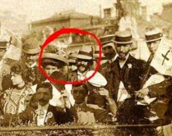 Eminescu apare "cu o mustaţă stufoasă", într-o fotografie misterioasă şi necunoscută din 1888, alături de Veronica Micle, Caragiale şi Vlahuţă?