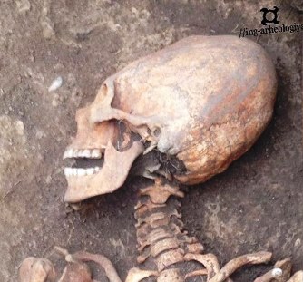 Rămăşiţele unei femei cu un craniu asemănător unui "extraterestru" au fost dezgropate în Rusia