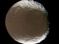 De ce satelitul lui Saturn, Iapetus, ar putea fi un corp ceresc artificial, creat de extratereştri