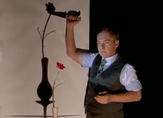 Incredibila magie a lui Teller: magicianul reuşeşte să taie umbra unei flori! Cum reuşeşte?