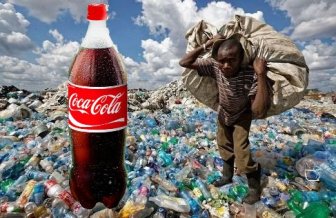 Coca-Cola a recunoscut că anual produce 3,3 milioane de tone de ambalaje de plastic, sufocând astfel oceanele lumii cu deşeuri