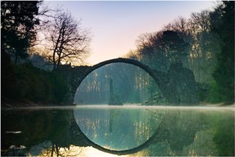 Uimitorul "pod al diavolului" din Germania - reflexia lui creează un cerc perfect