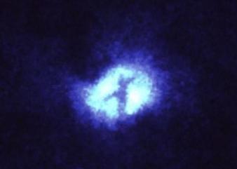 Telescopul spaţial Hubble a surprins o cruce enormă în miezul unei galaxii îndepărtate