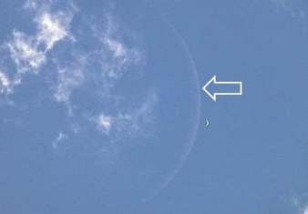 Un astronom maghiar a fotografiat ceea ce pare a fi conturul unei "planete-fantome" gigantice, lângă Lună. Distorsiune, lens flare sau "Pământul geamăn"?