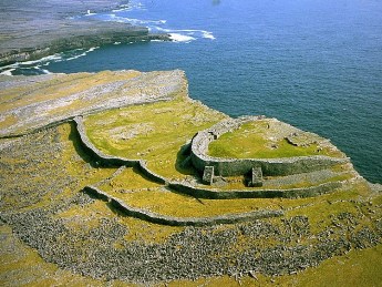 Dun Aengus, fortăreaţa enigmatică din Irlanda. Unii zic că a fost construită împotriva invadatorilor atlanţi...