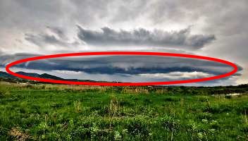 O formaţiune noroasă ciudată fotografiată în judeţul Mureş ia forma unei gigantice farfurii zburătoare elipsoide...