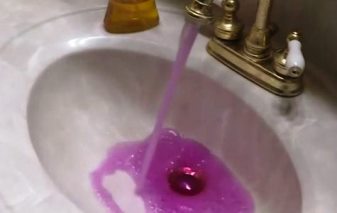 Incredibil: apă de culoare roz la robinete! Aţi putea bea aşa ceva!?
