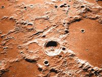 O masă misterioasă metalică, aflată sub cel mai mare crater de pe Lună, îi uimeşte pe cercetători