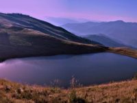 "Lacul Vulturilor" sau "Lacul fără fund" - o apă misterioasă situată în Munţii Siriu. O veche legendă ne spune că în aceşti munţi ar fi aterizat pentru prima dată extratereştrii de pe Sirius, în vremuri imemoriale