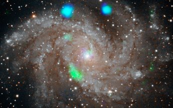 Astronomii au observat flash-uri misteroase - verzi şi albastre - în Galaxia Artificiilor. Au apărut şi dispărut prea repede...