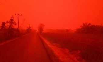 A venit Apocalipsa în Indonezia? Ce e cu cerul acesta atât de roşu?