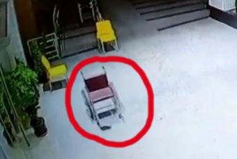 Un scaun cu rotile "bântuit" dintr-un spital din India îi sperie de moarte pe angajaţi. Prezenţă supranaturală?