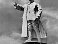 Povestea monstruoasei statui a lui Stalin din Bucureşti: cum s-a transformat ea în Sadoveanu!