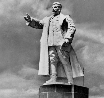 Povestea monstruoasei statui a lui Stalin din Bucureşti: cum s-a transformat ea în Sadoveanu!