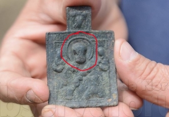 Iconiţă cu Sf. Nicolae din secolul al XVI-lea descoperită în cetatea Soroca din Republica Moldova. Sau, pare mai degrabă un extraterestru...