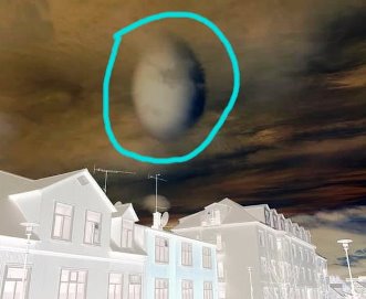 Un nor bizar, cu formă perfectă de ou, a fost fotografiat în Islanda. Unii spun că ar fi o navă spaţială extraterestră deghizată...