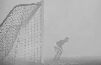 În 1937, un meci de fotbal a fost întrerupt din cauza ceţii. Dar un portar a stat în ceaţă 15 minute fără să ştie asta... Incredibil!