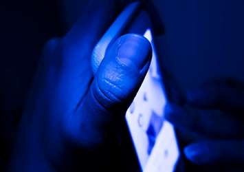 Cât de periculoasă este "Lumina albastră" ("Blue Light") din dispozitivele tehnologice moderne (smartphone-uri sau monitoare de calculator)?