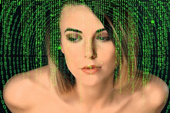 Fantomele, fenomenele parapsihologice şi coincidențele sunt semne ale faptului că noi toţi trăim într-o simulare pe calculator?