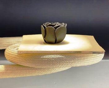 Un nou material incredibil inventat de cercetători: îşi schimbă forma, se poate îndoi, răsuci şi poate ridica obiecte obiecte de până la 1.000 de ori greutatea proprie!