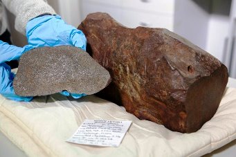 O rocă extraterestră foarte rară a fost găsită în Australia... Foarte greu a putut fi spartă!