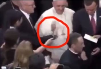 Un videoclip nou arată cum papa Francisc plesneşte peste mână o altă femeie, într-o vizită făcută în Chile în 2018. Asta după ce a plesnit o credincioasă în ajunul Anului Nou...