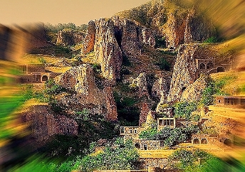 Incredibilele peşteri străvechi din Armenia şi mănăstirea-peșteră din Geghard