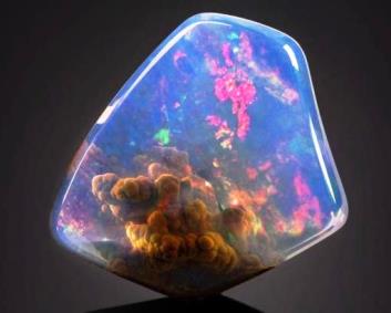 Incredibil! Piatra Contraluz Opal arată de parcă ar avea un Univers în interiorul ei!