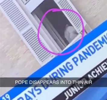 Papa Francisc pare că a dispărut brusc "în neant" la balconul locuinţei sale... Manipulare video sau papa se foloseşte de holograme pentru a-şi prezenta mesajele către public?