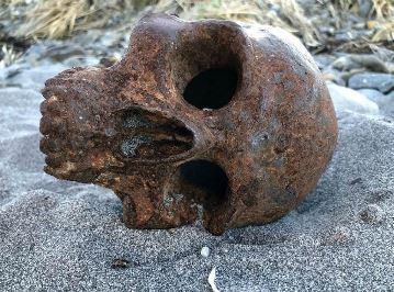 Un ciudat craniu metalic a fost descoperit pe o plajă din SUA