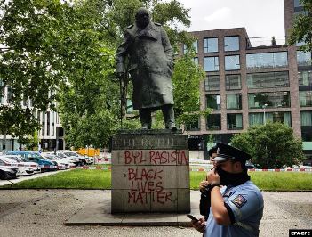 Nebunia continuă: protestarii anti-rasişti au început să dea jos statui ale lui Cristofor Columb, Churchill sau ale reginei Victoria etc... De statuia ideologului comunist Marx nu se atinge nimeni!