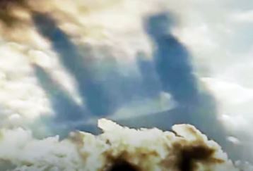 Zgârâie-norii unui oraş par să plutească pe cer... Miraj sau manifestări dintr-un univers paralel?