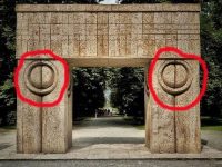 Simbolurile oculte sculptate de Brâncuşi în "Poarta sărutului" au legătură cu porţile stelare? O descoperire interesantă...