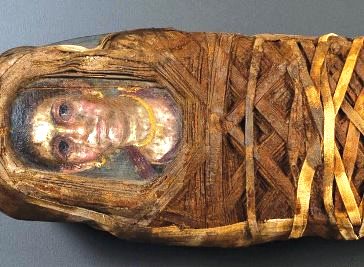 Chiar există în Muzeul Național de Istorie din Moscova o mumie al unui "nepământean", comandant al unei aeronave?