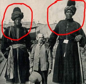 Doi giganţi din Caşmir, de circa 2 metri şi jumătate, fotografiaţi la începutul secolului XX. Se afla în Caşmir o "regiune a uriaşilor"?