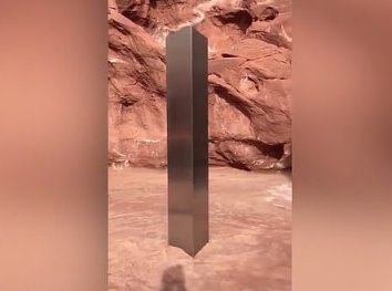 Un monolit metalic misterios a fost descoperit în mijlocul deşertului Utah. Un simbol al puterii şi energiei?
