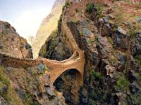 Un pod incredibil situat în inima munţilor: Podul Shaharah sau Podul Suspinelor din Yemen