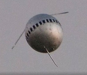 Voi ce credeţi că reprezintă acest obiect sferic metalic, fotografiat în California? Mai multe ipoteze şi niciun răspuns concret...