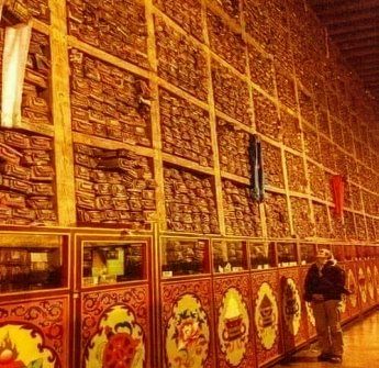 Bibliotecă ascunsă după un zid imens, descoperită într-o mănăstire din Tibet! 84.000 de manuscrise ce ar putea conţine şi istoria interzisă a omenirii!