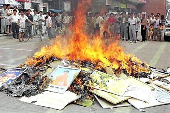 În China, autorităţile comuniste ard cărţi religioase şi distrug biserici! Singura credinţă permisă este marxismul...