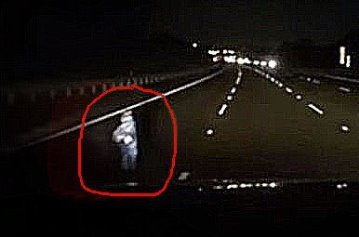 Ceva misterios îi apăru din întuneric unui şofer din Australia! Videoclipul său a făcut senzaţie pe Internet, pentru că nu se ştie despre ce e vorba...