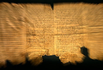 Cercetătorii au dezlegat un mister legat de manuscrisele biblice de la Marea Moartă, cu ajutorul Inteligenţei Artificiale. Care e acesta?